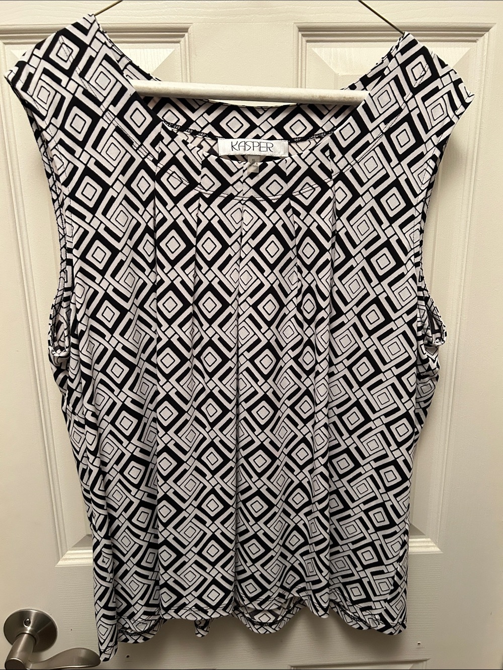 Kasper Black & White Geometric Sleeveless Top